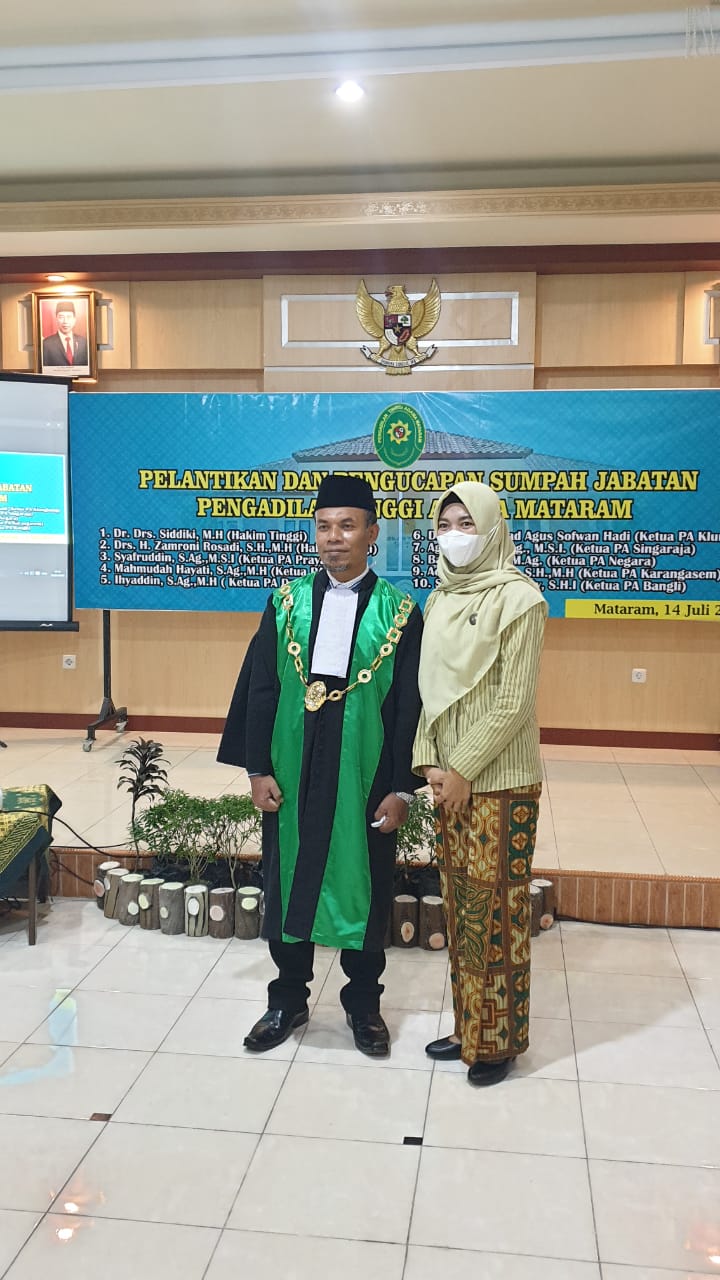 Agus Salim, S.Ag., M.S.I. beserta isteri